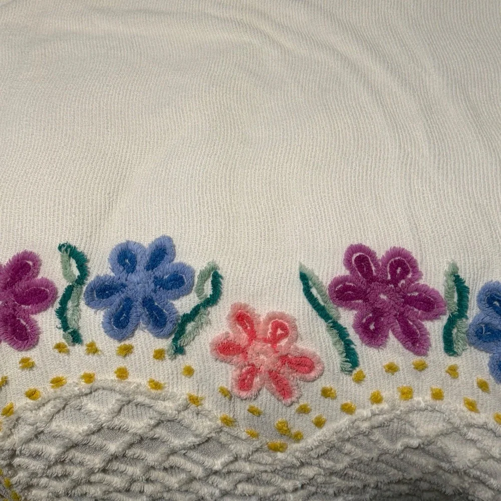 Vintage Chenille Floral Heart Bedspread White Cottagecore Twin Shabby Chic Retro